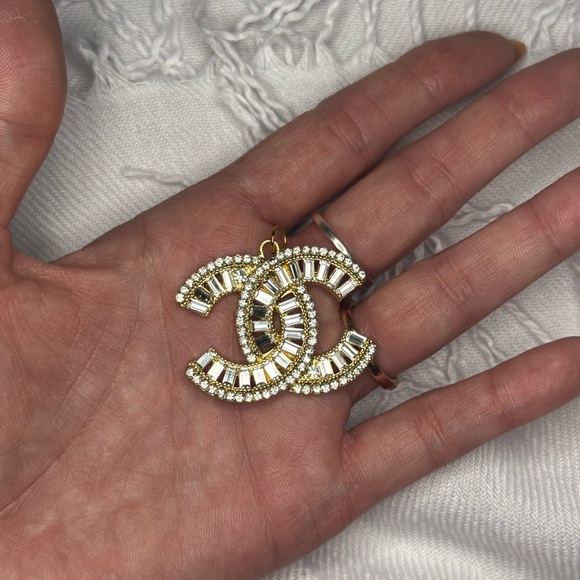 CHANEL PENDANT CLEAR CRYSTAL ON GOLD - Picture 13 of 17